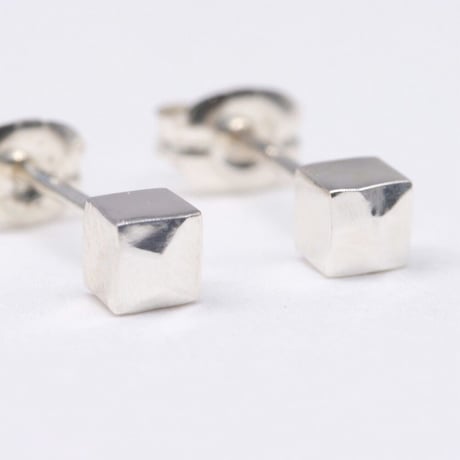 y.h.a accessories /  ピアス / Silver・Ｈammered-cube