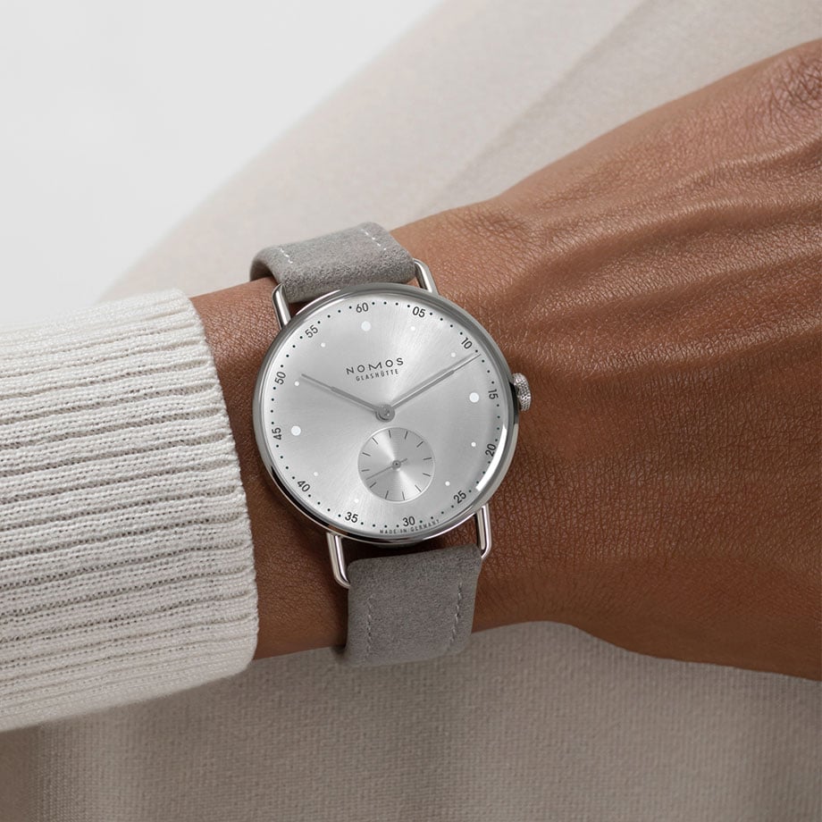 保証10ヶ月有。NOMOS ノモス メトロ 33 オールシルバー NM1122 ノモス メトロ 33 オールシルバー33mm 再入荷！ – 時計・宝飾 カマシマ