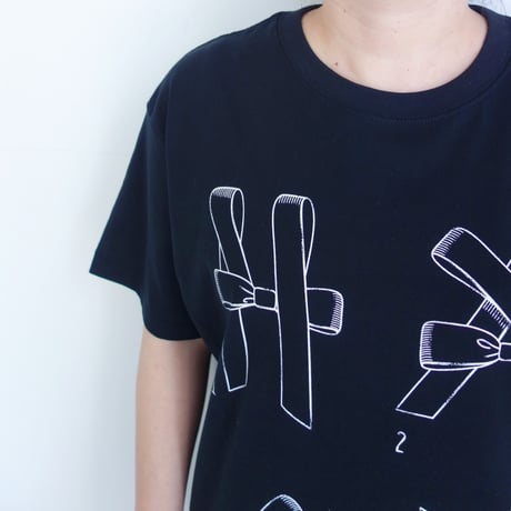 Rhodolirion　Printed Making a bow with Ribbion Tee【Black】