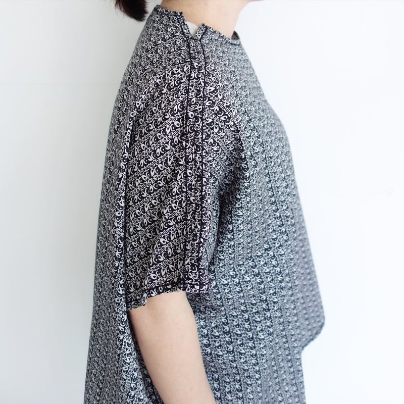 ホームスパン　homspun 今期　小花プリントブラウス　ブラック 楽天市場】homspun【ホームスパン】キャラコ小花プリントBIG BL