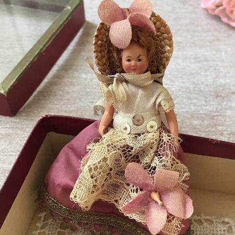 夏服でおしゃれに着飾った女の子のお人形（箱入り）