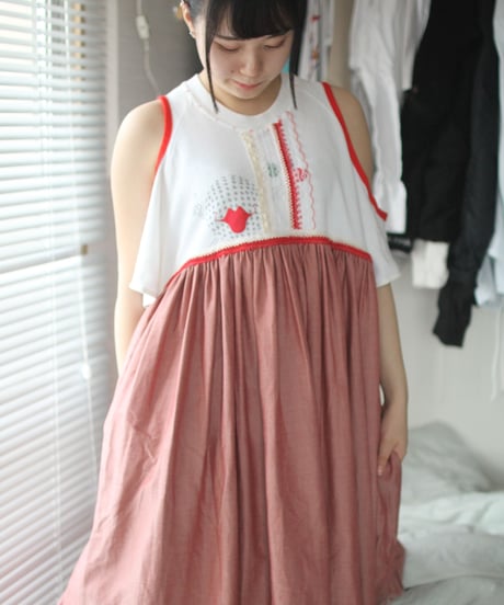 "レッドスマイルキス・ドレス" Red Smile Kiss Dress on the Room