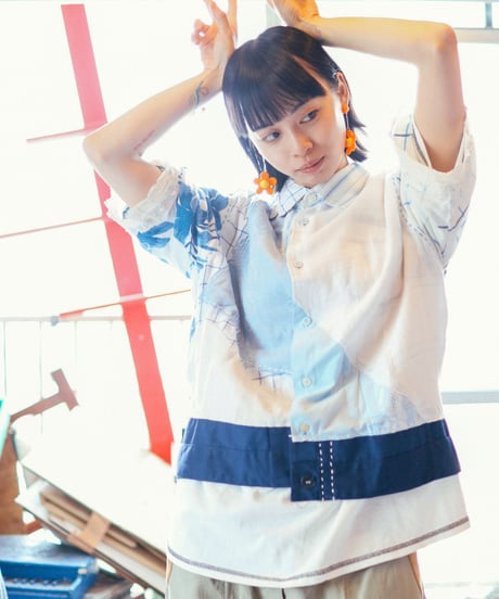 "花とシーグラス" Short-sleeved shirt with floral pattern and sea glass color., reconstructed from vintages
