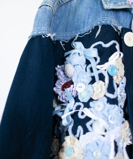 《nisai × カオス・ゾルディック》"リボンと花束の手刺繍のデニムジャケット" Denim jacket with hand-embroidered ribbon and bouquet