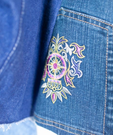 "青い散歩道に白い花" White flowers on a blue walkway denim jacket, Rebuild by vintages