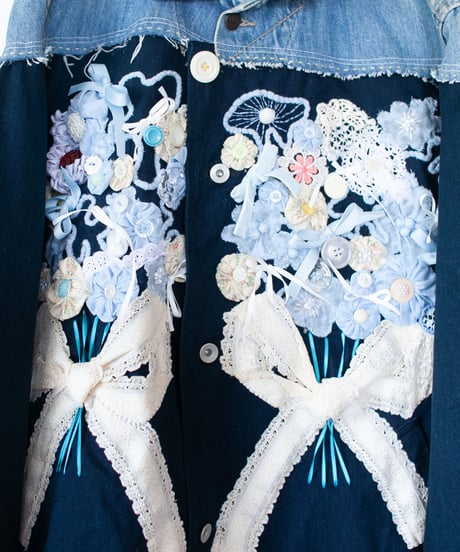 《nisai × カオス・ゾルディック》"リボンと花束の手刺繍のデニムジャケット" Denim jacket with hand-embroidered ribbon and bouquet