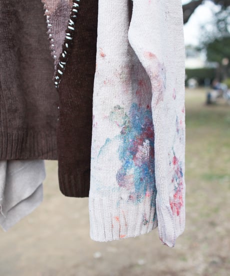 "色に汚れたアトリエから眺めた西日の落ちる山"  Mountains where the sun falls as seen from the Painter atelier