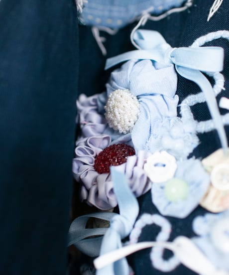 《nisai × カオス・ゾルディック》"リボンと花束の手刺繍のデニムジャケット" Denim jacket with hand-embroidered ribbon and bouquet