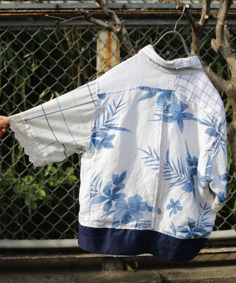 "花とシーグラス" Short-sleeved shirt with floral pattern and sea glass color., reconstructed from vintages