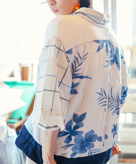 "花とシーグラス" Short-sleeved shirt with floral pattern and sea glass color., reconstructed from vintages
