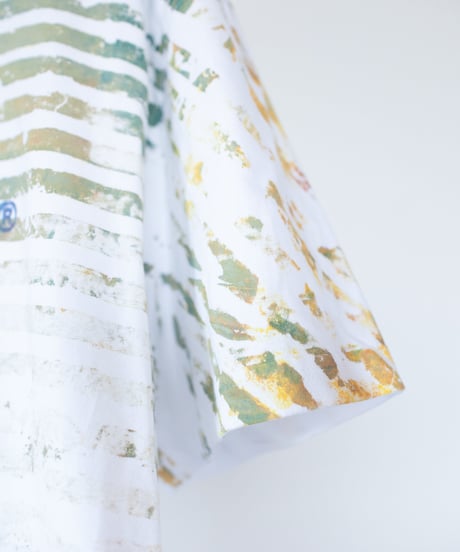 "色彩手刷りと刻まれた名前のTシャツ 第五色" T-shirt with hand-printed colors and engraved name