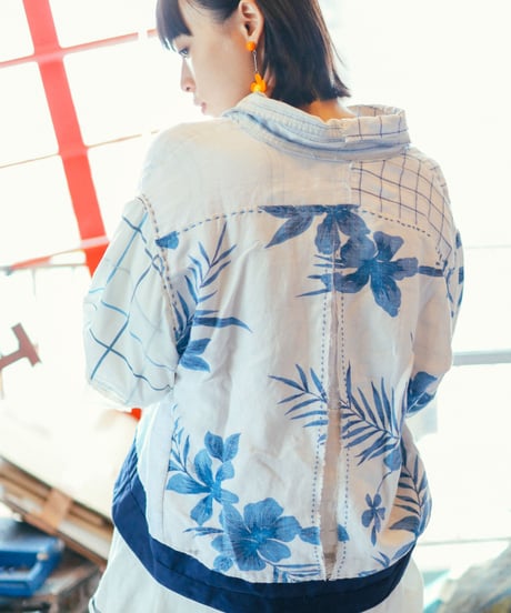 "花とシーグラス" Short-sleeved shirt with floral pattern and sea glass color., reconstructed from vintages