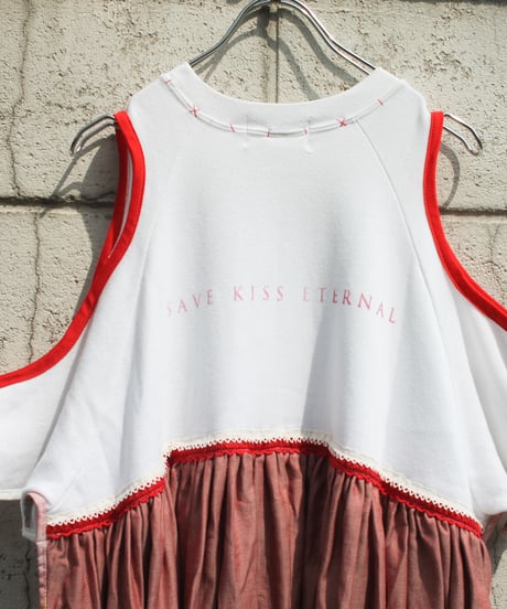 "レッドスマイルキス・ドレス" Red Smile Kiss Dress on the Room