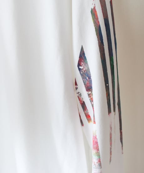 "色彩手刷りと白く刻まれた名前のトレーナー" Trainer with hand-printed colors and engraved white name