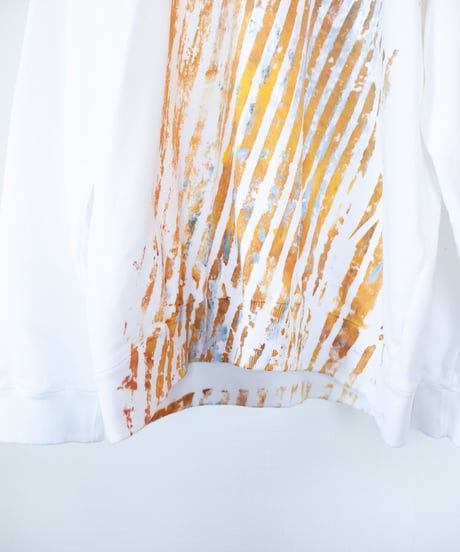 "色彩手刷りと刻まれた名前のトレーナー" Trainer with hand-printed colors and engraved name