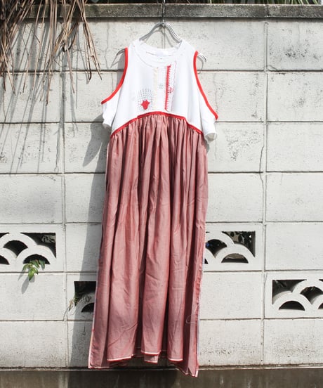 "レッドスマイルキス・ドレス" Red Smile Kiss Dress on the Room