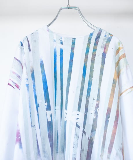 "色彩手刷りと白く刻まれた名前のトレーナー 第二色" Trainer with hand-printed colors and engraved white name
