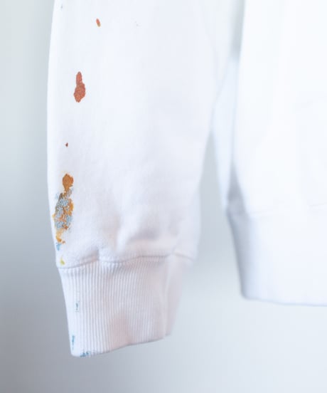 "色彩手刷りと刻まれた名前のトレーナー" Trainer with hand-printed colors and engraved name
