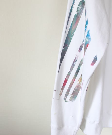"色彩手刷りと白く刻まれた名前のトレーナー" Trainer with hand-printed colors and engraved white name