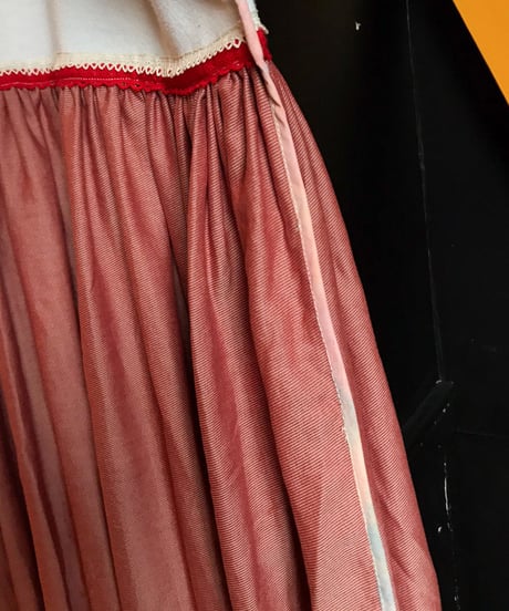 "レッドスマイルキス・ドレス" Red Smile Kiss Dress on the Room