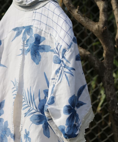 "花とシーグラス" Short-sleeved shirt with floral pattern and sea glass color., reconstructed from vintages