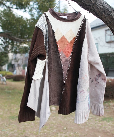 "色に汚れたアトリエから眺めた西日の落ちる山"  Mountains where the sun falls as seen from the Painter atelier