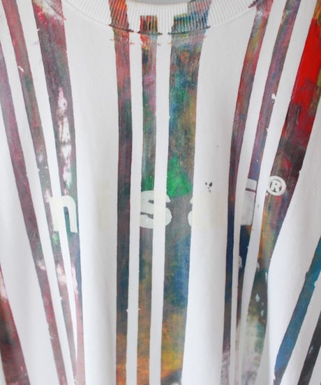 "色彩手刷りと白く刻まれた名前のトレーナー" Trainer with hand-printed colors and engraved white name