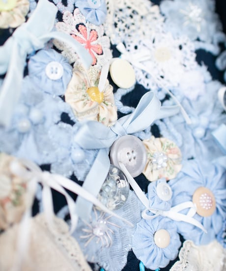 《nisai × カオス・ゾルディック》"リボンと花束の手刺繍のデニムジャケット" Denim jacket with hand-embroidered ribbon and bouquet