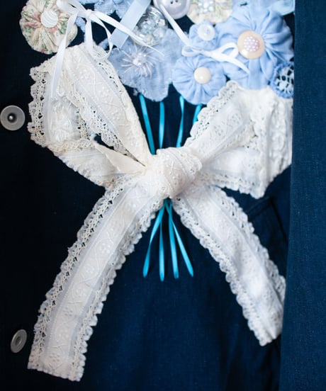 《nisai × カオス・ゾルディック》"リボンと花束の手刺繍のデニムジャケット" Denim jacket with hand-embroidered ribbon and bouquet