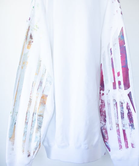 "色彩手刷りと白く刻まれた名前のトレーナー 第二色" Trainer with hand-printed colors and engraved white name
