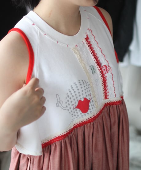 "レッドスマイルキス・ドレス" Red Smile Kiss Dress on the Room