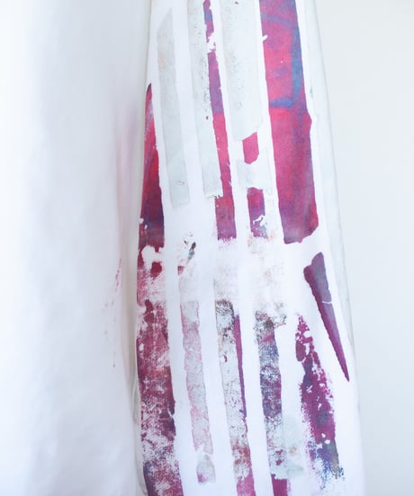 "色彩手刷りと白く刻まれた名前のトレーナー 第二色" Trainer with hand-printed colors and engraved white name