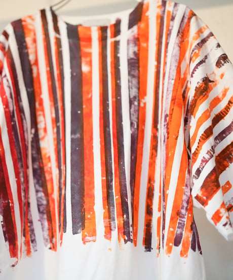 "色彩手刷りのTシャツ 2024年版 第一色" T-shirt with hand-printed colors