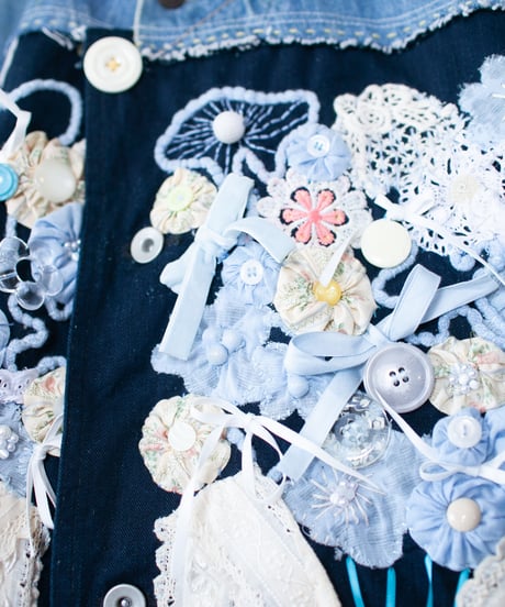 《nisai × カオス・ゾルディック》"リボンと花束の手刺繍のデニムジャケット" Denim jacket with hand-embroidered ribbon and bouquet