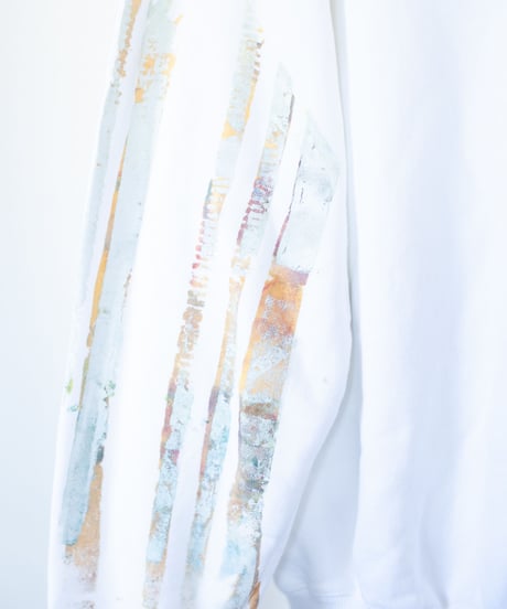 "色彩手刷りと白く刻まれた名前のトレーナー 第二色" Trainer with hand-printed colors and engraved white name