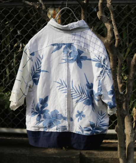 "花とシーグラス" Short-sleeved shirt with floral pattern and sea glass color., reconstructed from vintages