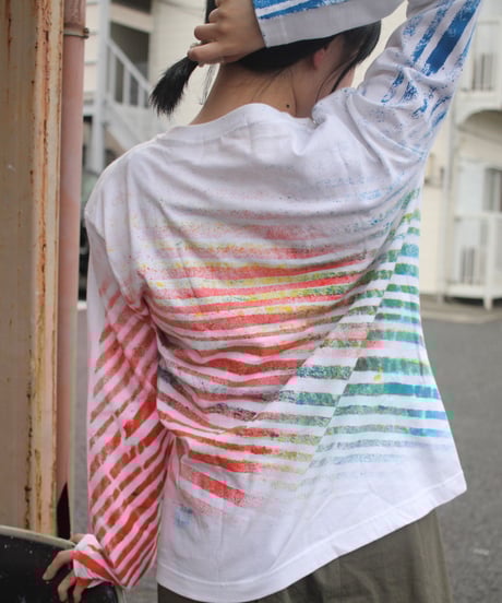 色を抱えて背負った彼と彼女のロンT 第三色