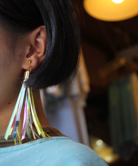 手染めの色彩リボンタッセルイヤリング／ピアス