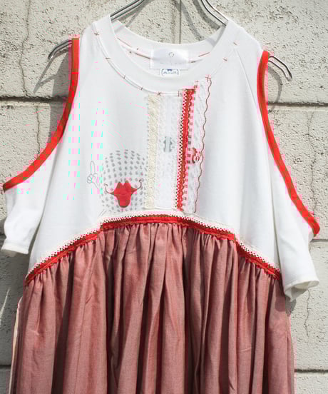 "レッドスマイルキス・ドレス" Red Smile Kiss Dress on the Room