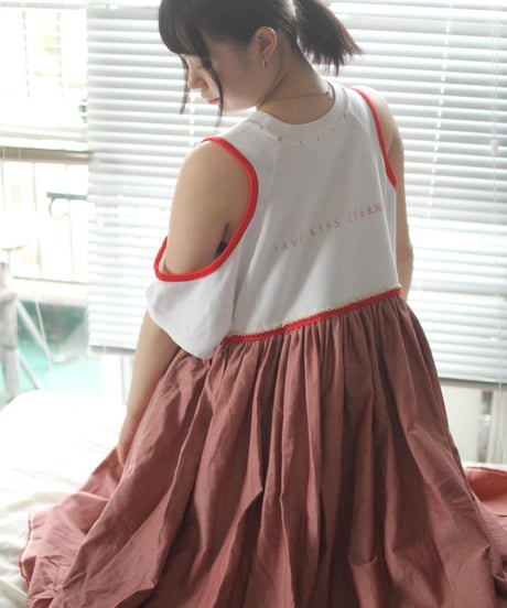 "レッドスマイルキス・ドレス" Red Smile Kiss Dress on the Room