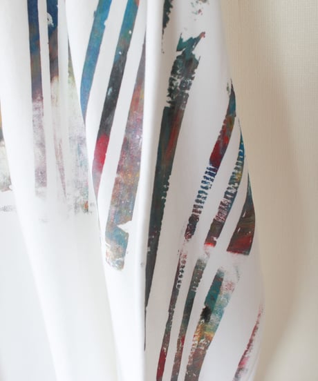 "色彩手刷りと白く刻まれた名前のトレーナー" Trainer with hand-printed colors and engraved white name