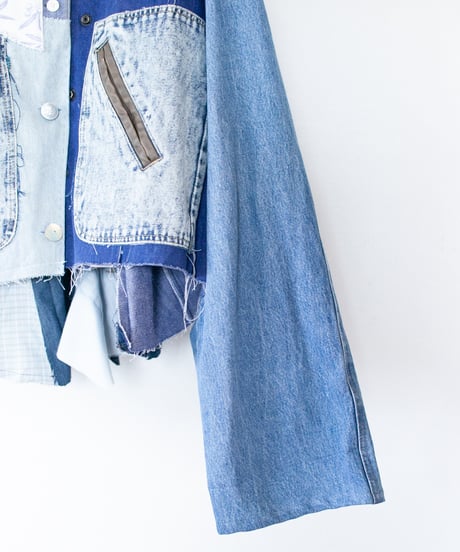 "青い散歩道に白い花" White flowers on a blue walkway denim jacket, Rebuild by vintages