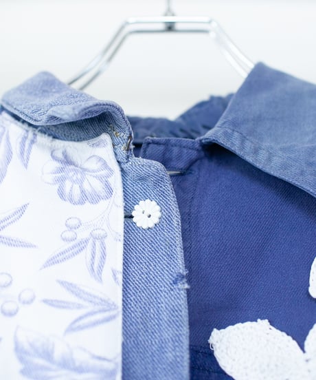 "青い散歩道に白い花" White flowers on a blue walkway denim jacket, Rebuild by vintages