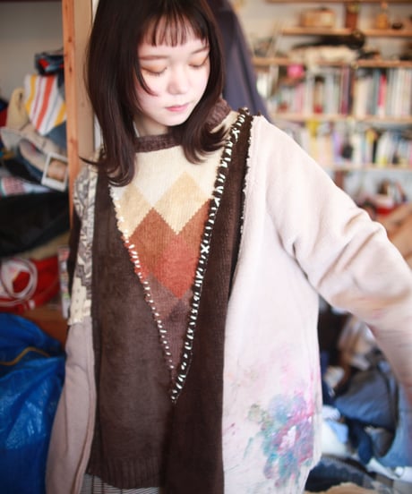 "色に汚れたアトリエから眺めた西日の落ちる山"  Mountains where the sun falls as seen from the Painter atelier