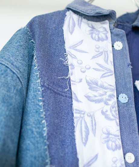 "青い散歩道に白い花" White flowers on a blue walkway denim jacket, Rebuild by vintages