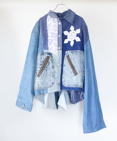 "青い散歩道に白い花" White flowers on a blue walkway denim jacket, Rebuild by vintages