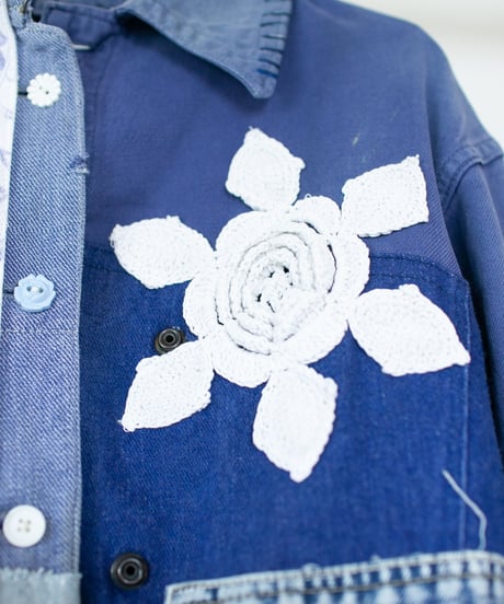 "青い散歩道に白い花" White flowers on a blue walkway denim jacket, Rebuild by vintages