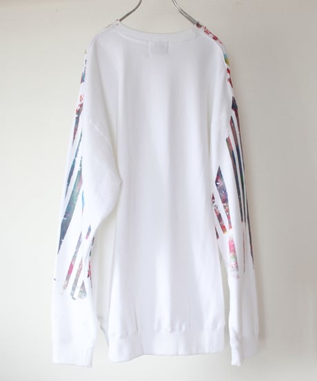 "色彩手刷りと白く刻まれた名前のトレーナー" Trainer with hand-printed colors and engraved white name
