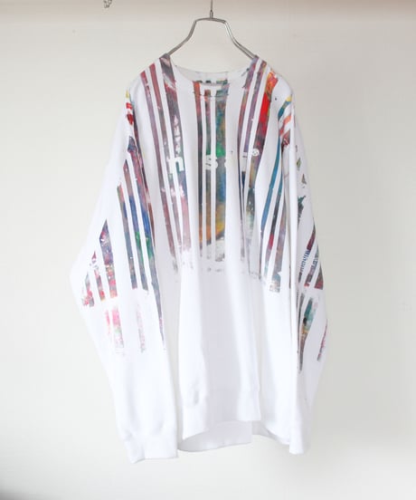"色彩手刷りと白く刻まれた名前のトレーナー" Trainer with hand-printed colors and engraved white name