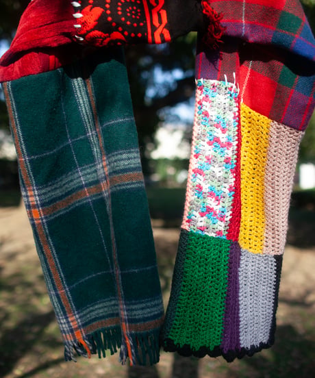 "溶け込みきれない色彩"  Vintage knit Rebuild Muffler by unhind colors